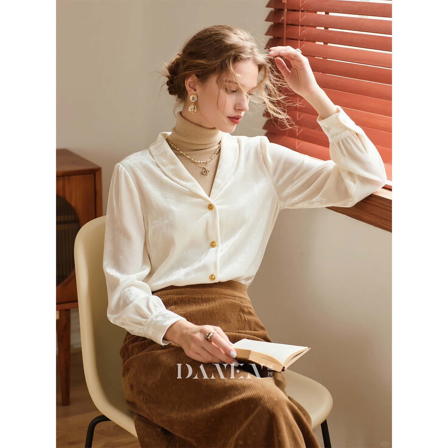 米白色丝绒长袖衬衫女2025年秋冬