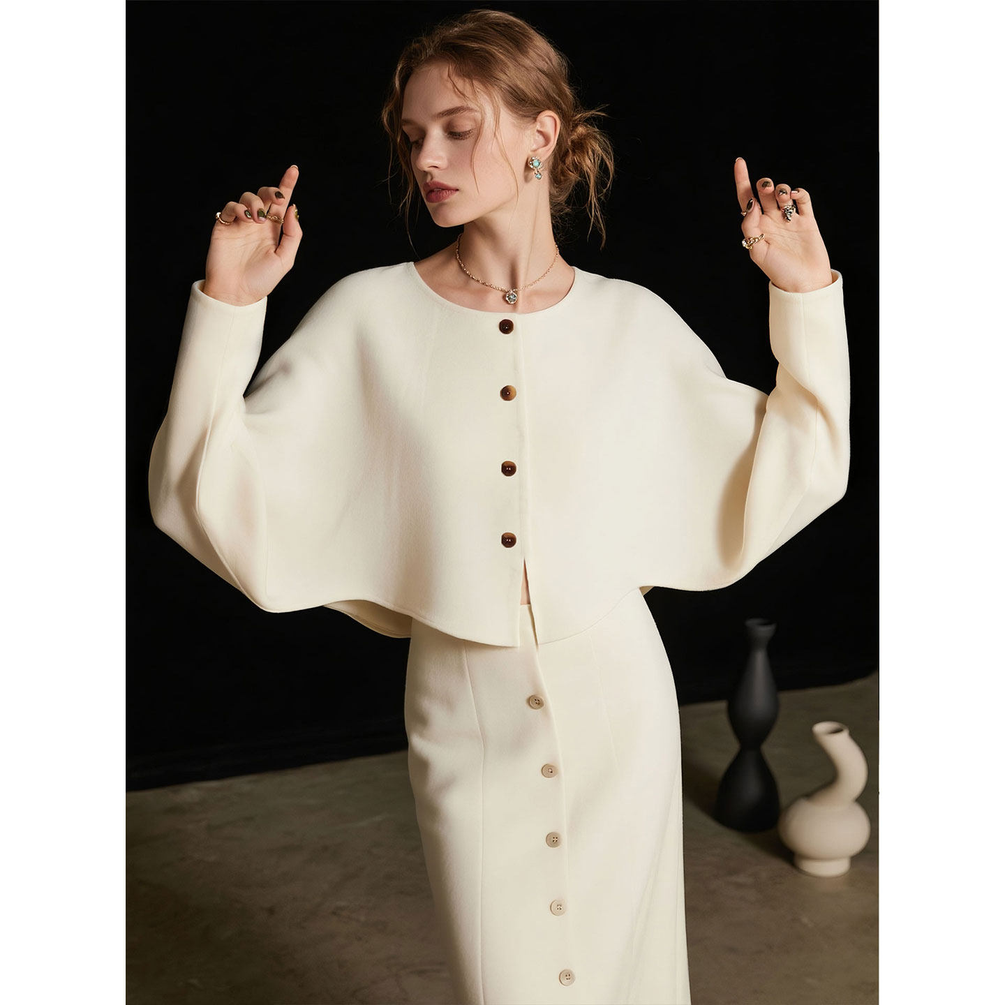 白色套装女2026年春季新款法式小资气质斗篷披肩上衣半身裙两件套,女装/女士精品,时尚套装,淘宝优惠券,粉丝福利购,淘宝优惠卷