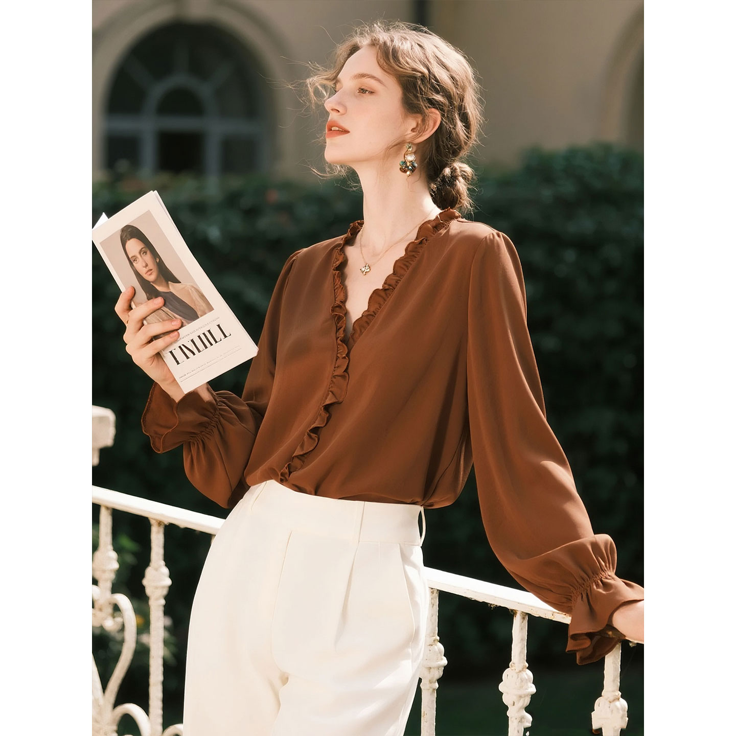 美拉德棕色木耳边V领衬衫女2025年秋季新款长袖衬衣法式小资上衣