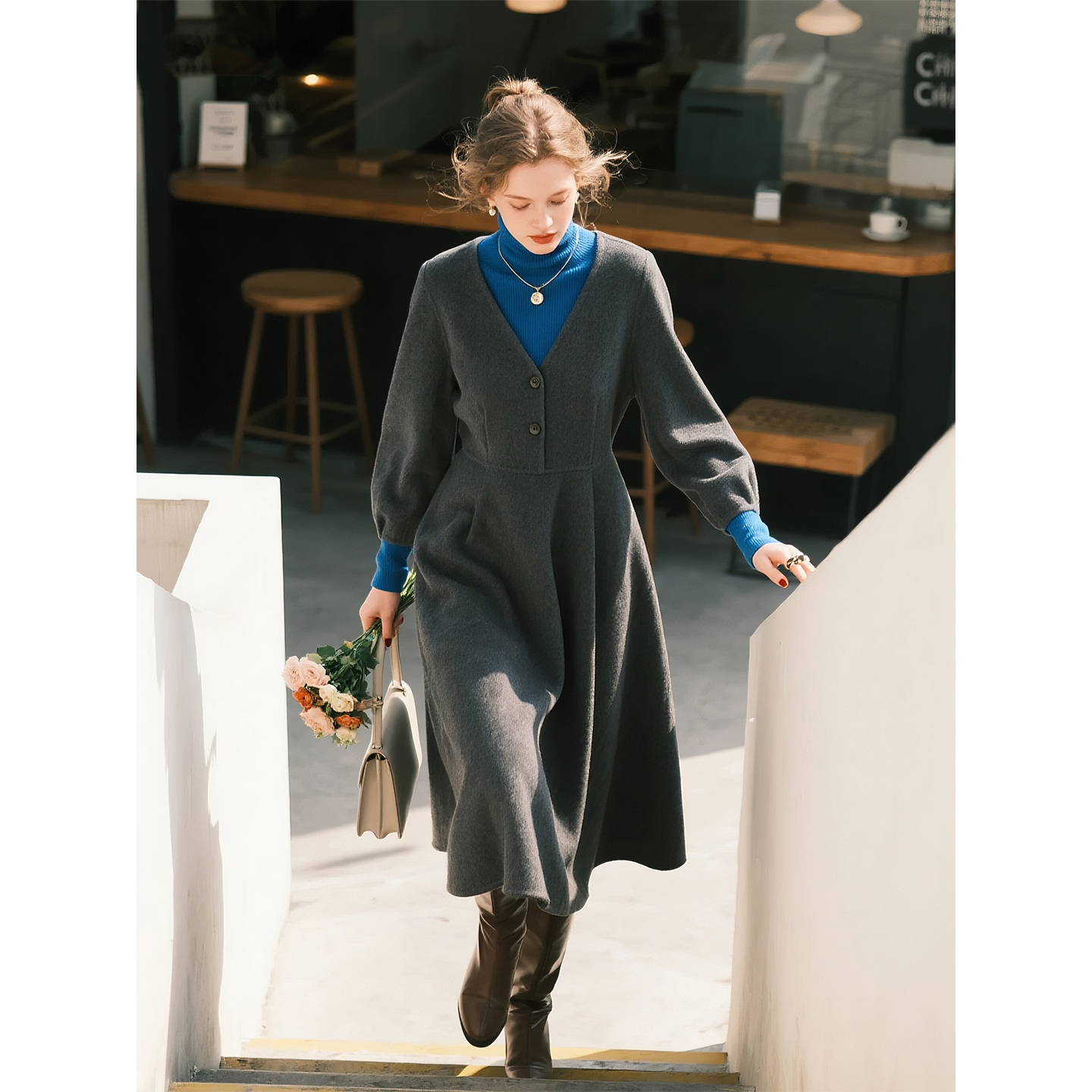 灰色V领毛呢连衣裙女2025年秋冬