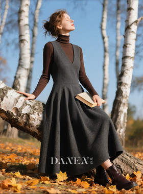 深灰色毛呢V领连衣裙女2025年秋冬新款温柔优雅叠穿百搭简约A字裙