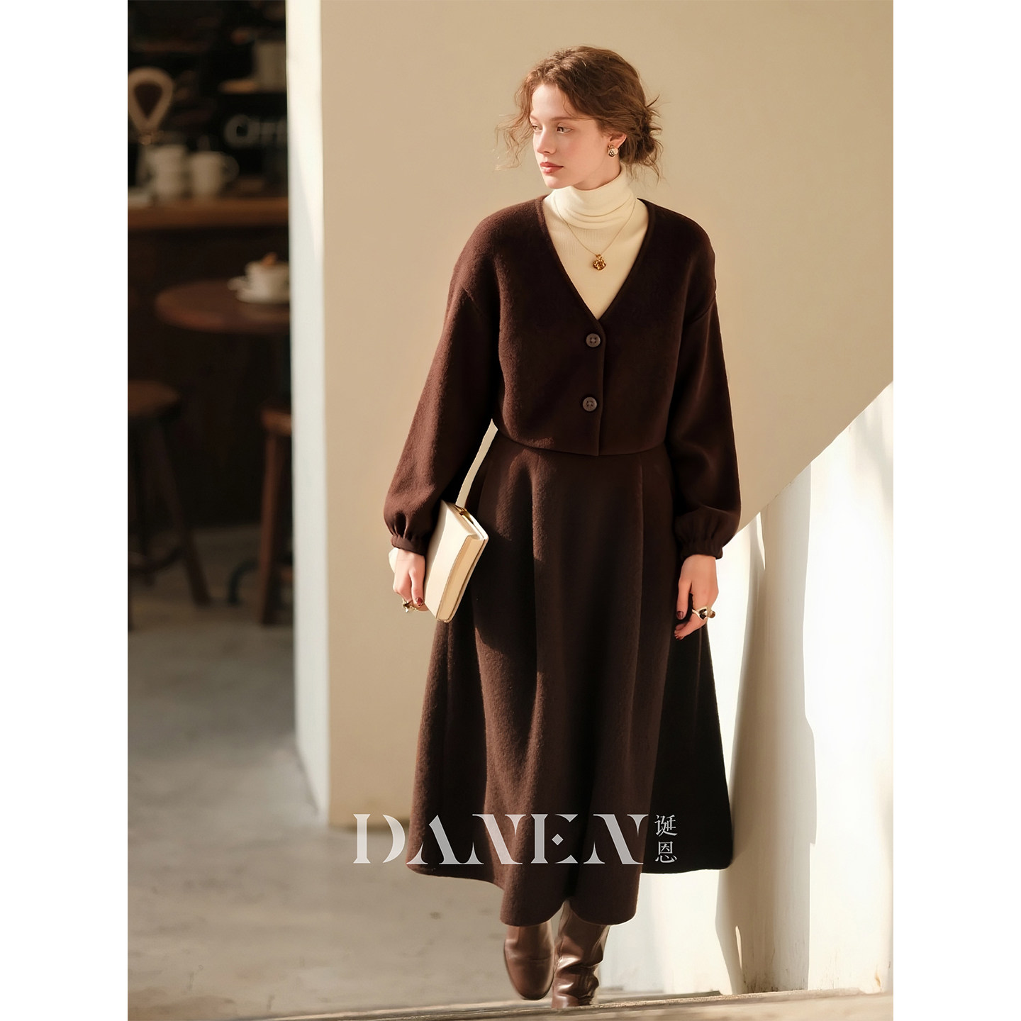 复古深棕色V领毛呢连衣裙女2025