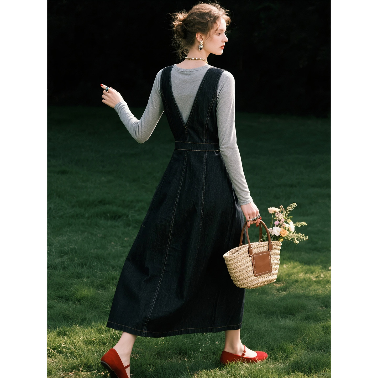 灰黑色V领牛仔背带连衣裙女2026年春季新款复古舒适百搭显瘦长裙