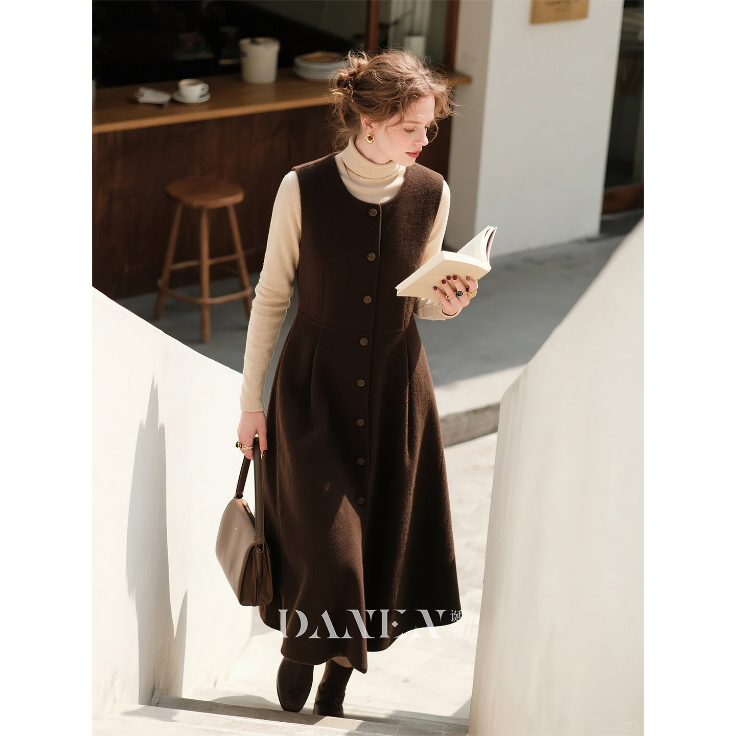 深棕色圆领毛呢无袖背带连衣裙女