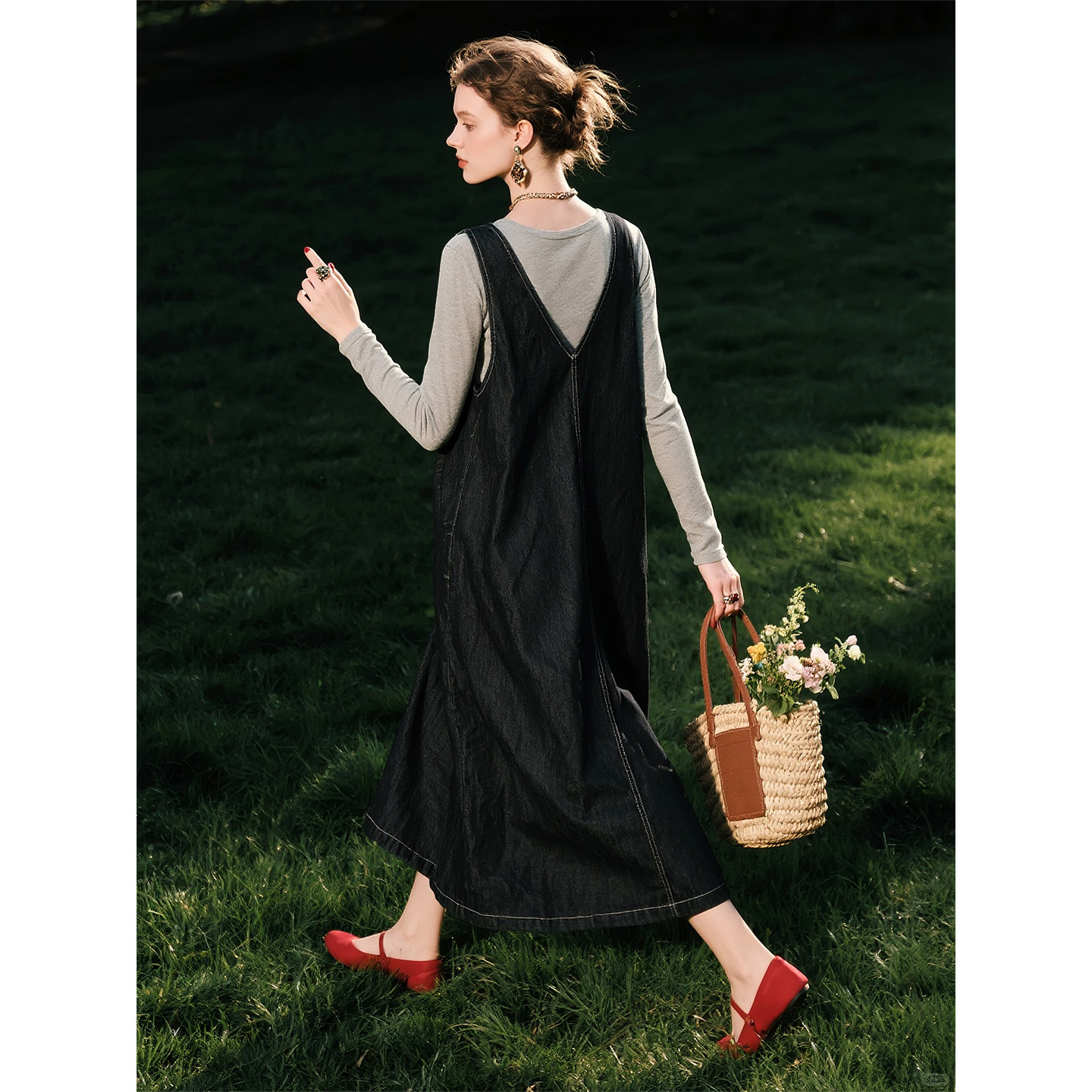 灰黑色无袖牛仔背心连衣裙女2026年春季新款复古文艺风宽松长裙