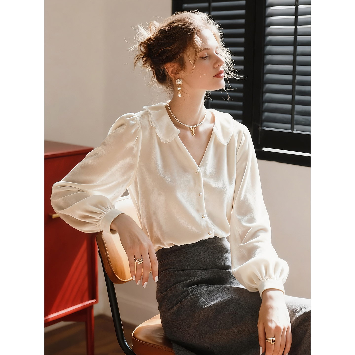 白色丝绒V领衬衫女2025年秋冬新款高级感显瘦百搭长袖衬衣上衣