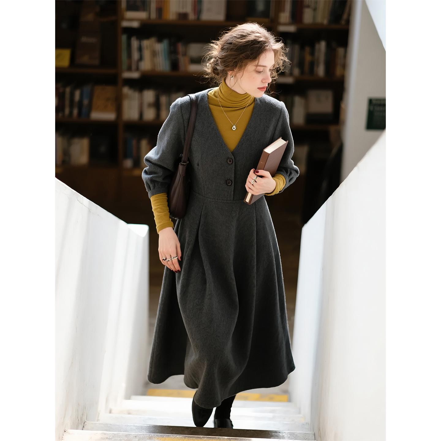 灰色毛呢V领连衣裙女2025年