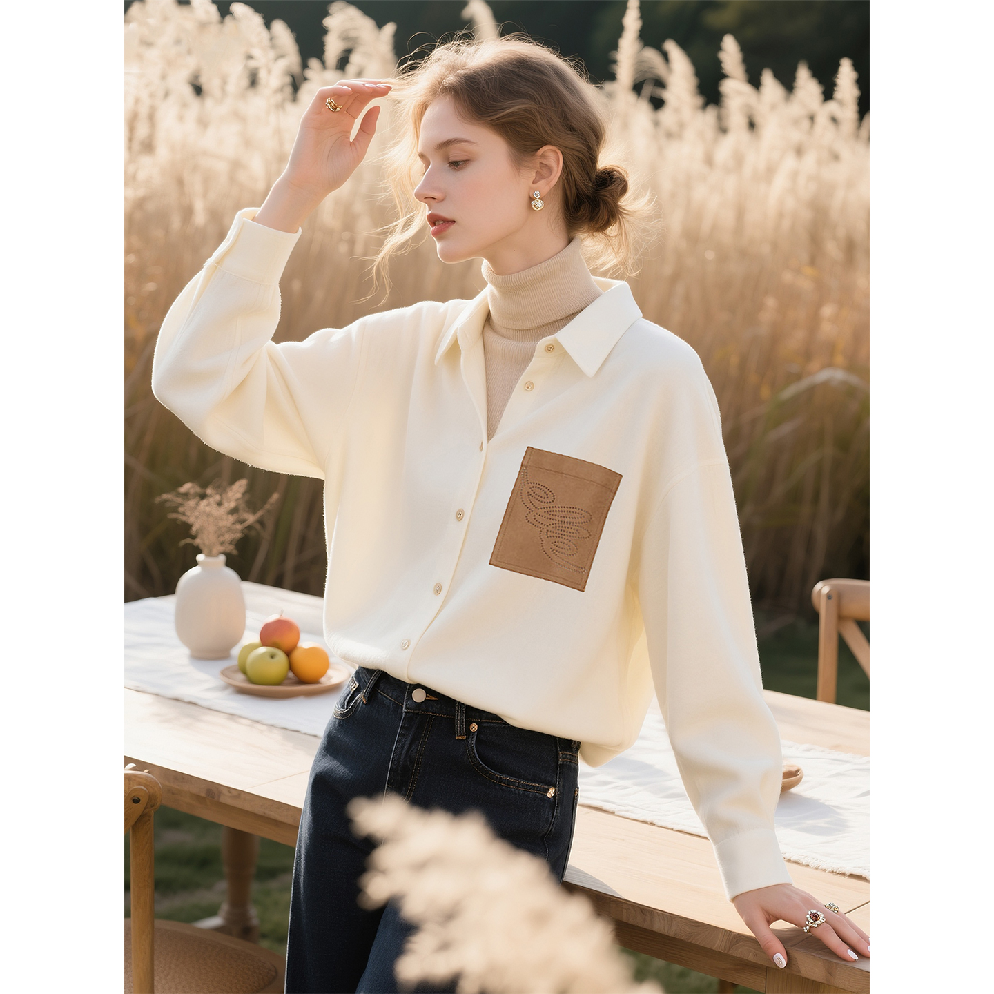 米白色撞色口袋刺绣衬衫女2025