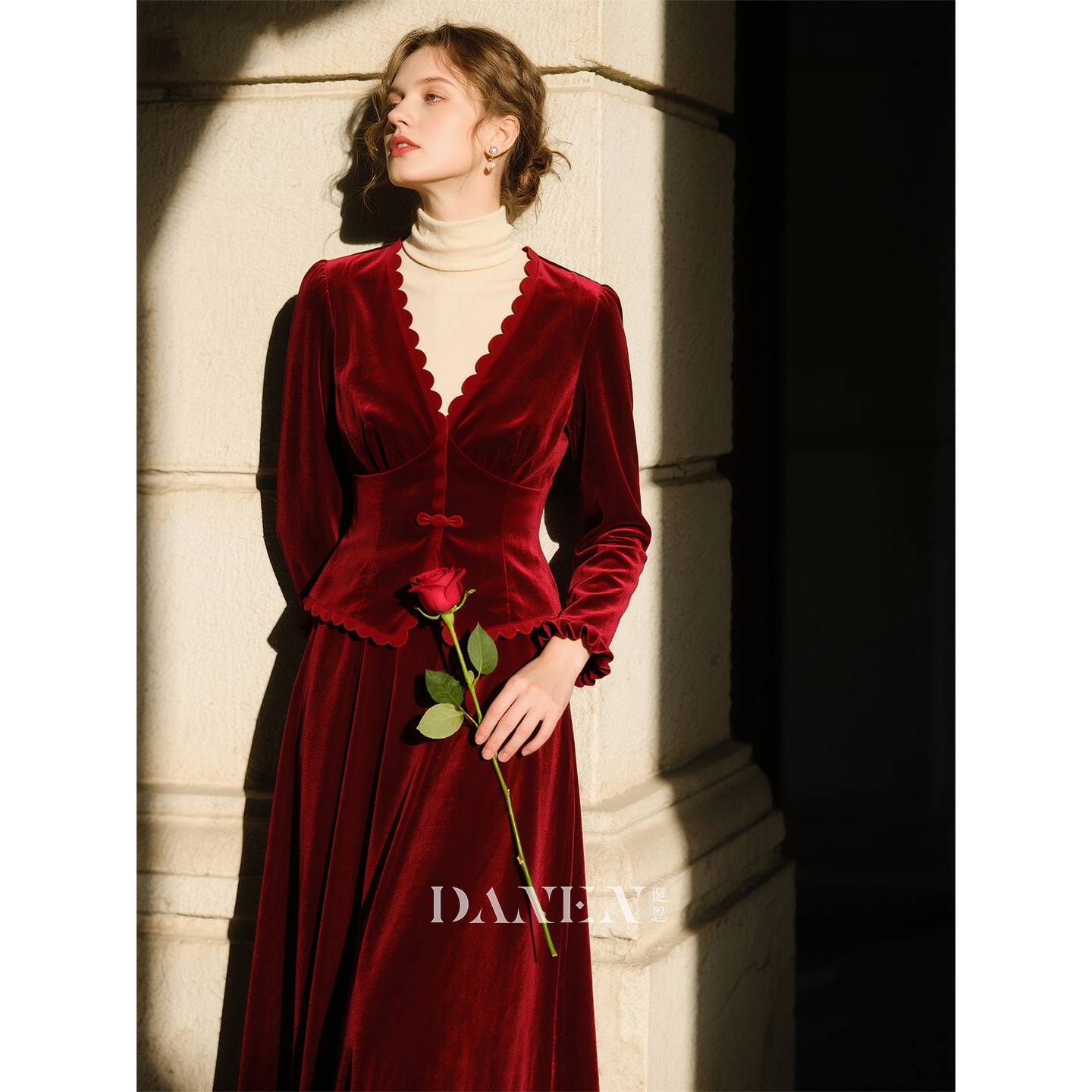 新中式V领丝绒连衣裙女2025年