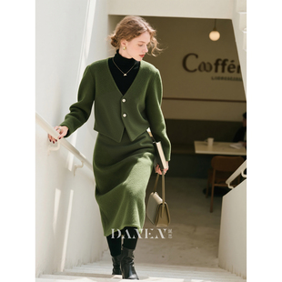 军绿色羊毛套装 显瘦高级感穿搭外套半身裙两件套 女2025年秋冬新款