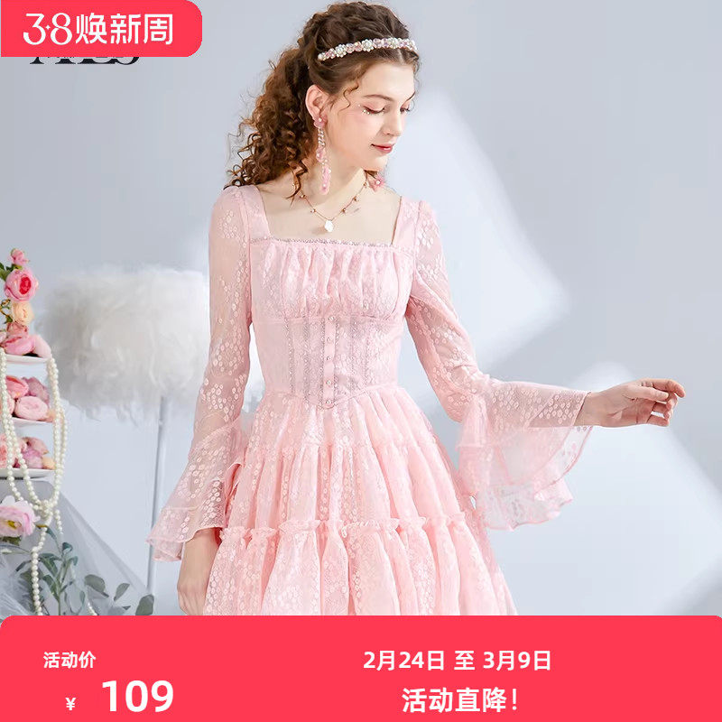 艾丽丝2026春季新款甜美红色蕾丝连衣裙粉色刺绣方领短款仙女裙女