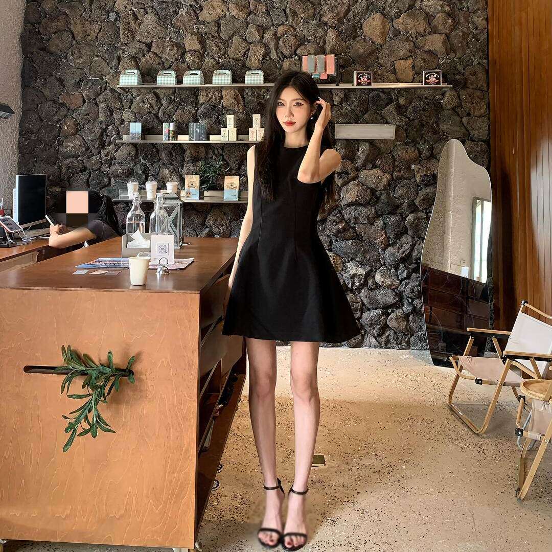 秀市舍里生日裙夏季收腰无袖连衣裙女2025高级修身显瘦短款小黑裙