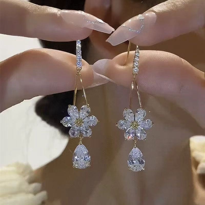 撤柜清新淡雅轻奢花朵流苏水滴型耳坠女优雅耳不挑肤配饰潮流款