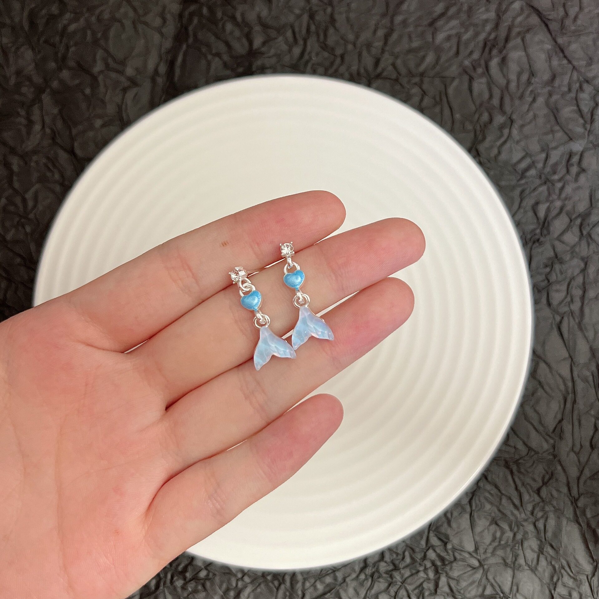撤柜韩式清新甜美蓝色桃心鱼尾耳钉小众简约创意设计感通勤百搭耳