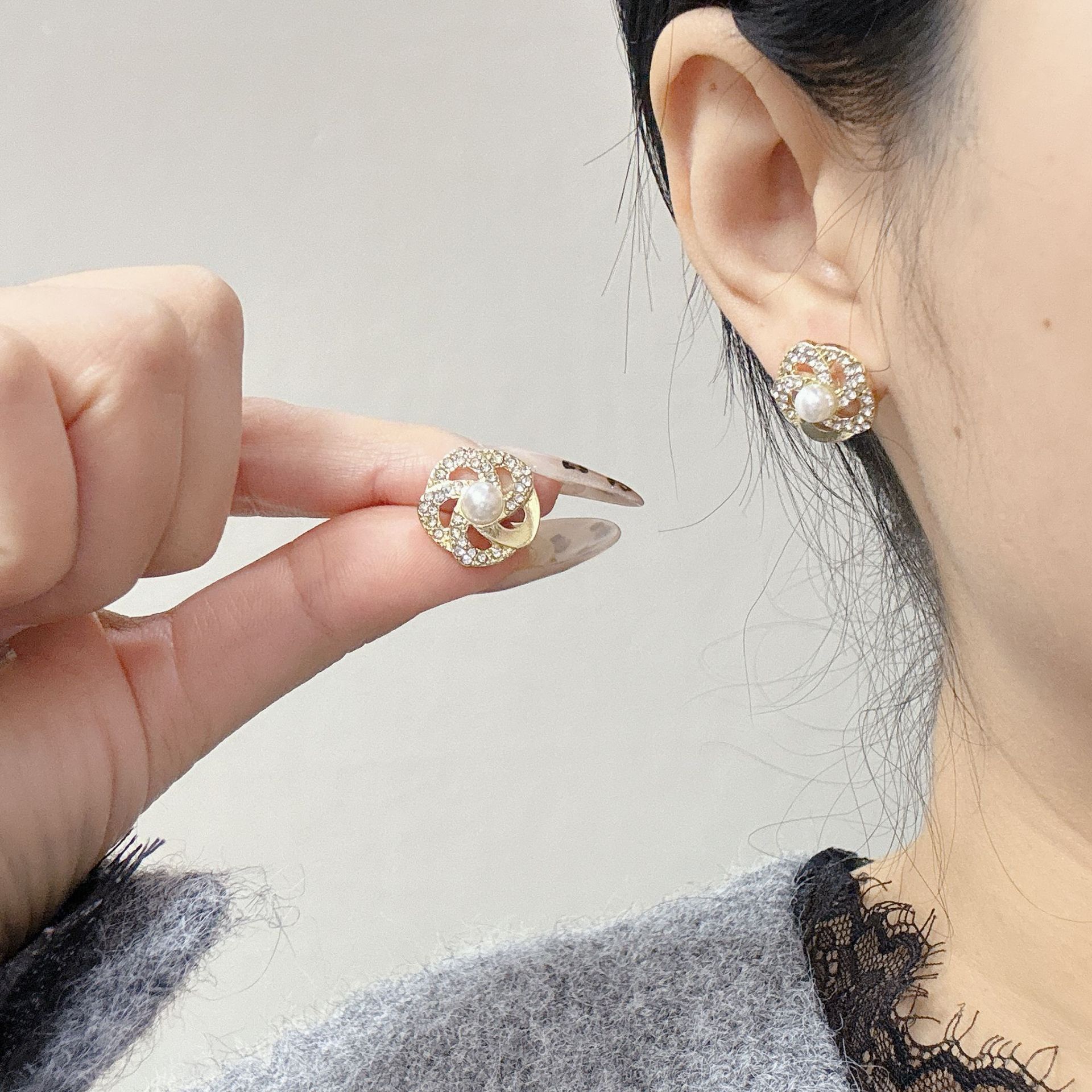 撤柜简约个性镶钻玫瑰花耳钉女网红气质ins耳钉高级感复古耳饰品