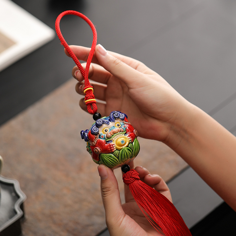 国潮交趾陶汽车挂饰陶瓷醒狮摆件车载挂件艺术招财瑞兽礼品批发