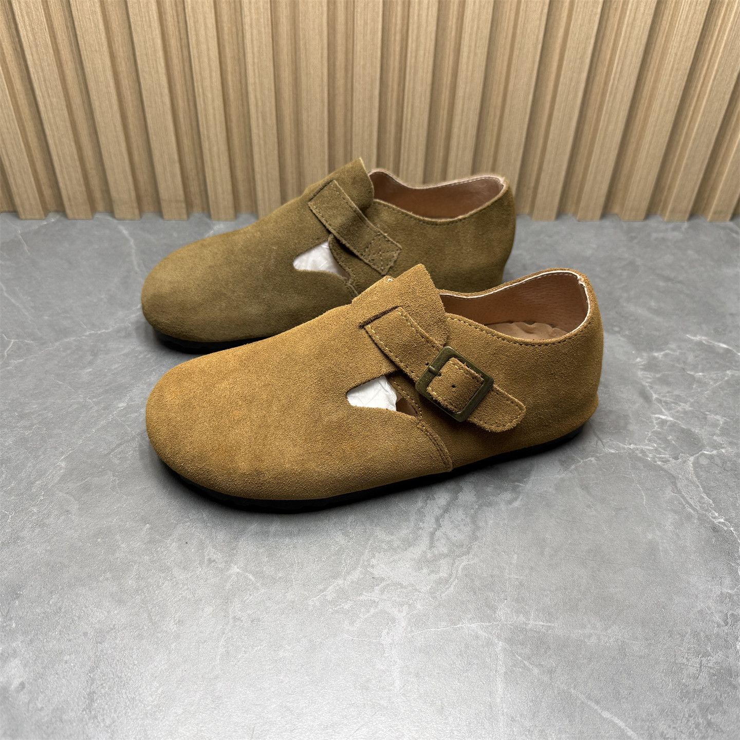 撤柜断码2026春季新款真皮全包勃肯鞋女搭扣圆头浅棕色舒适休闲鞋