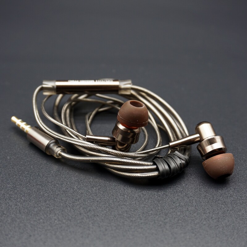 出口订单入耳式耳机带麦语音通话金属腔体低频声场宽广高端品质