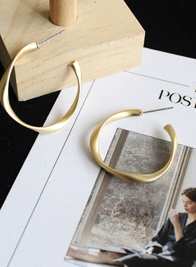 韩国2023新款极简扭曲ins金属冷淡风耳环哑光质感半圆925银针耳钉