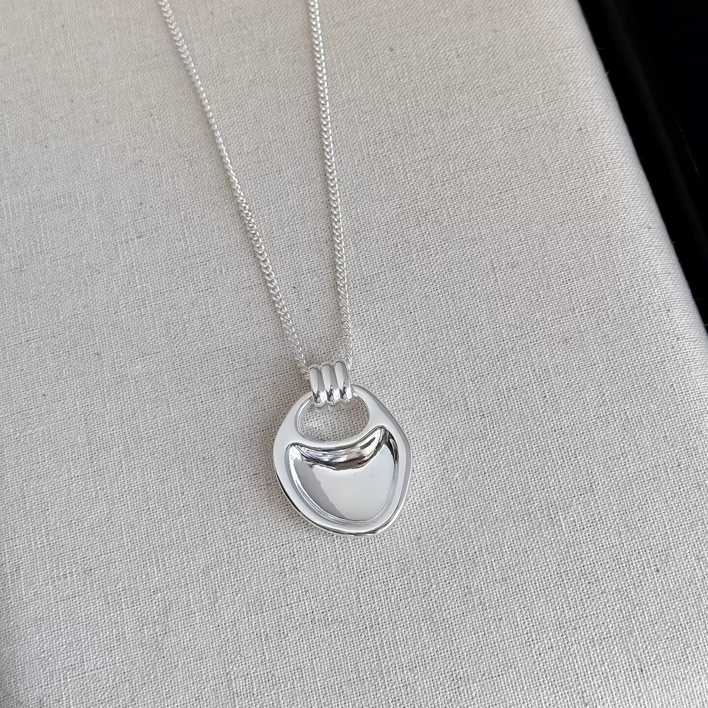 设计感重工银色几何吊坠毛衣链金属时髦长款项链高级感简约潮人女