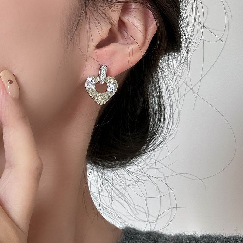 S925银针欧美小众清冷感银色爱心耳环短款潮人个性耳饰短款气质女