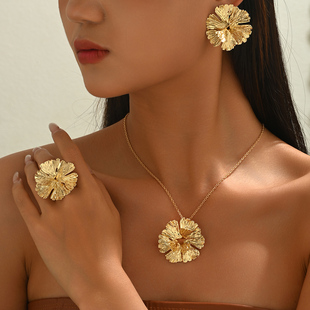 高级感立体花朵三件套镀金项链耳环戒指女轻奢小众设计师