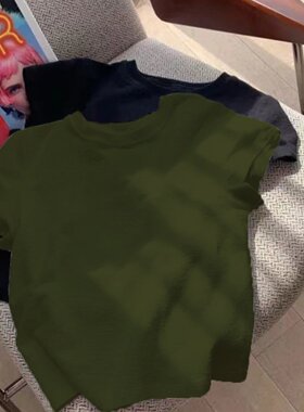 橄榄绿正肩短袖t恤女夏装2026新款修身显瘦韩系chic甜辣上衣小衫