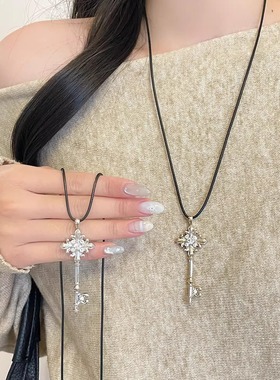 法式优雅鸢尾花钥匙吊坠项链女配饰秋冬复古可调节长款毛衣链颈链