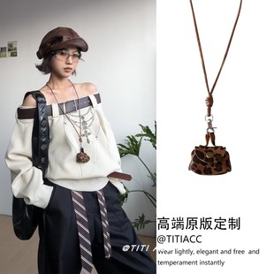复古咖色豹纹小包项链女秋冬氛围感长款毛衣链耳机零钱包挂件配饰