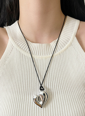 韩国Reina爱心吊坠长项链女款2024新款小众抽拉绳毛衣链颈链配饰