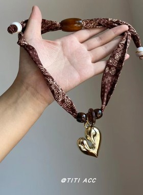 美拉德风棕色串珠丝巾项链复古金属爱心吊坠高级百搭时尚气质颈链