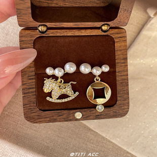 2026本命年小马吊坠耳环女轻奢精致金色铜钱珍珠耳钉小众设计耳饰