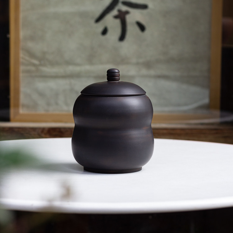 手拉坯云南建水茶叶罐黑陶