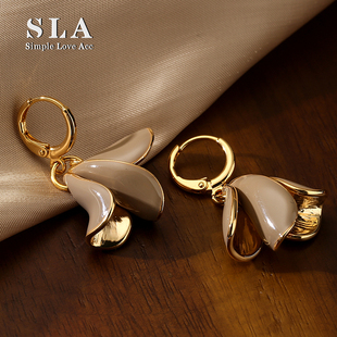 新款 Simple 法式 Acc私家 滴釉浅咖花瓣耳坠女气质高级耳环潮 Love