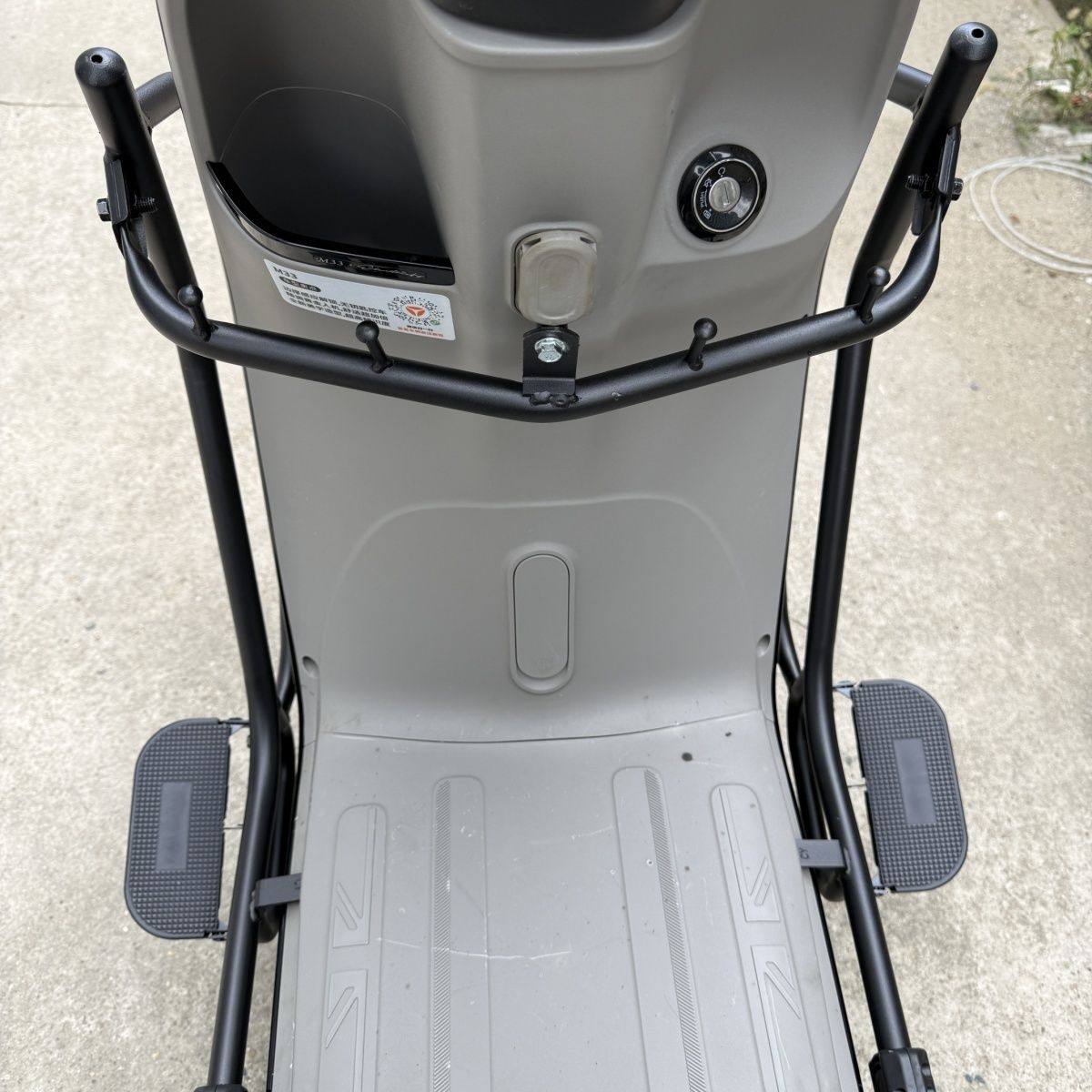 适用雅迪m33护杠M33H/M一体尾架电动车保险杠外卖防撞架后厚货架