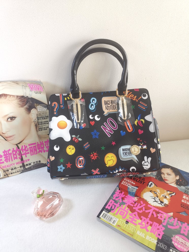 处理EYE新款品牌正品手提斜跨时尚百搭潮流涂鸦款女包大容量背包