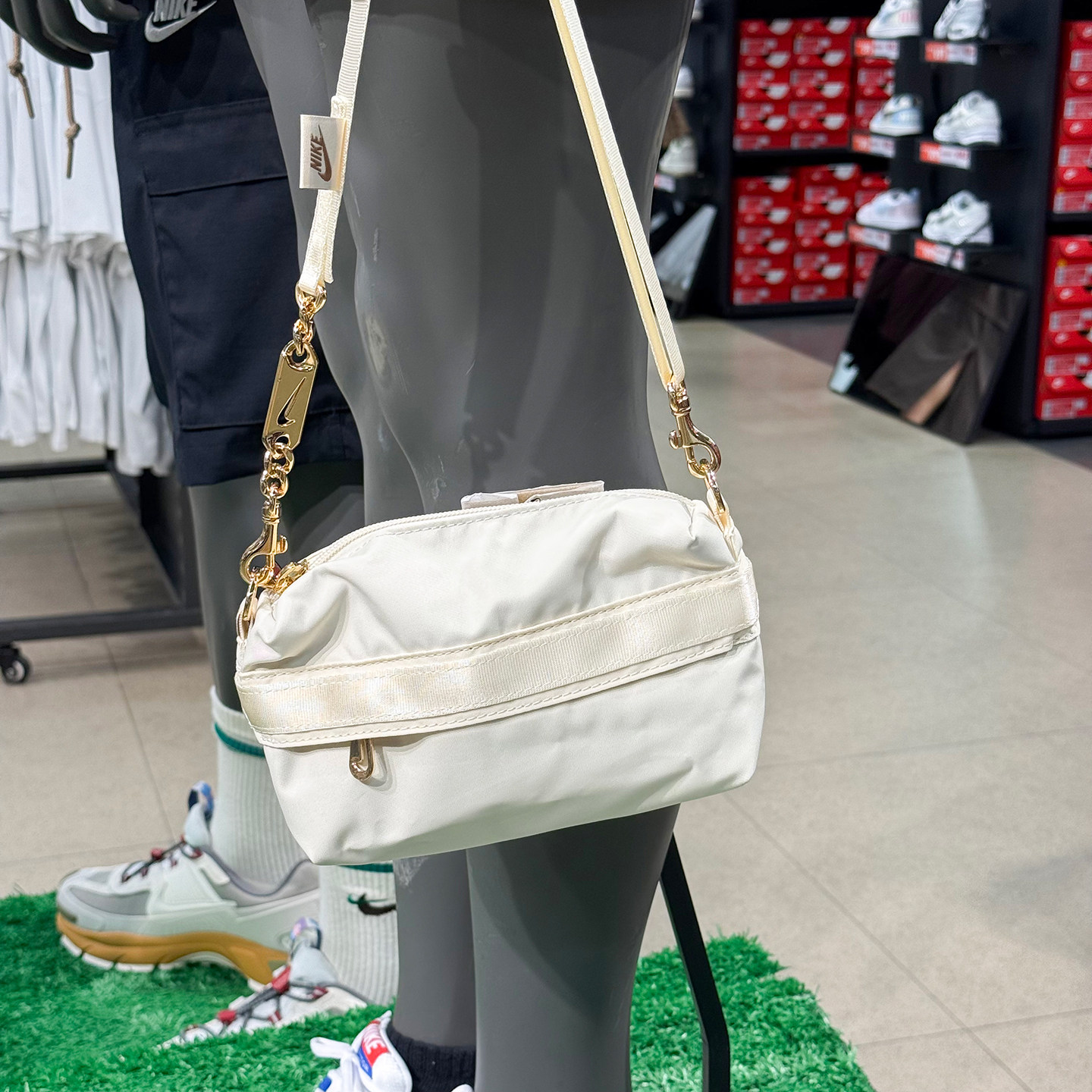 Nike耐克运动斜挎包日常单肩手提包链条运动手机包腰包CW9304-113