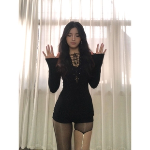 一体式黑色绑带v领长袖连体衣裤女冬季新款轻奢高级感连衣短裤子