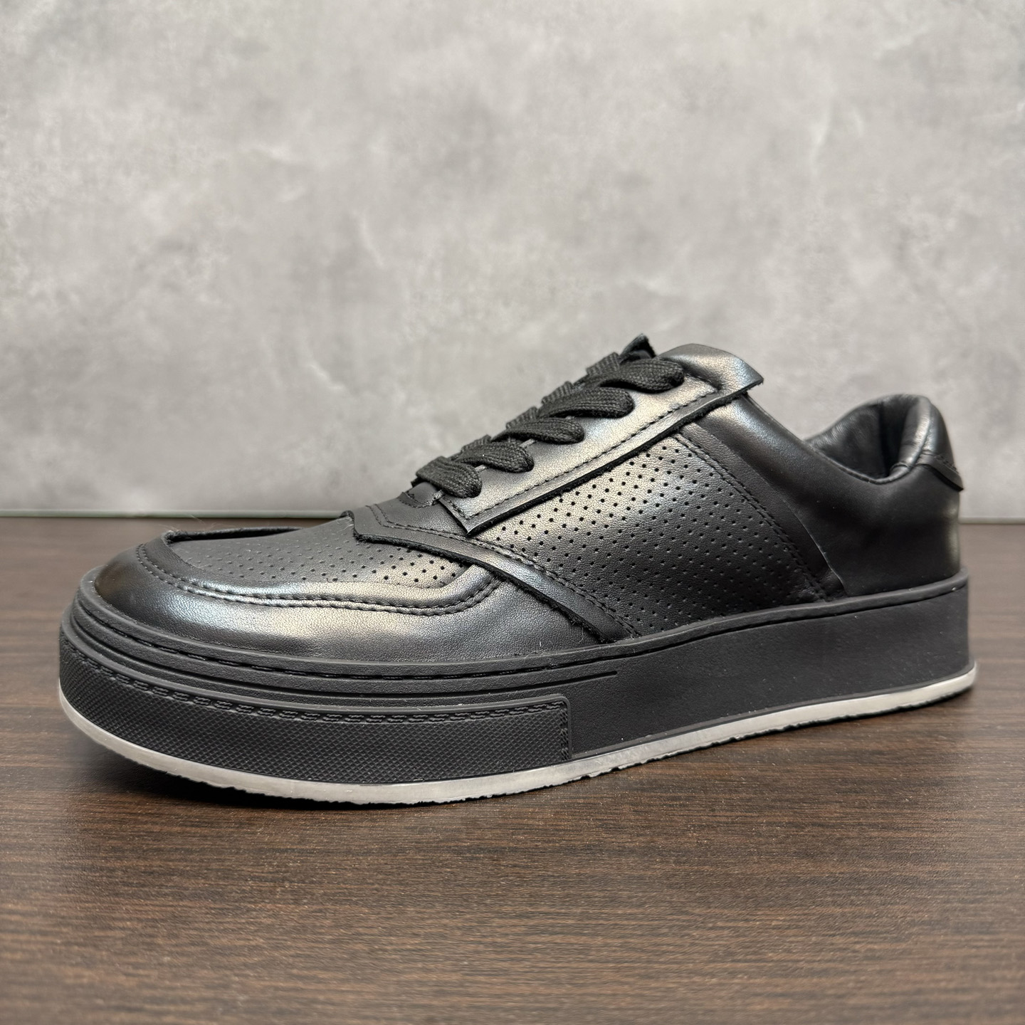 2025新款夏季镂空透气休闲板鞋