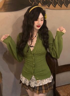 2025秋冬新款复古气质V领针织毛衣+蕾丝内搭+格纹百褶短裙三件套