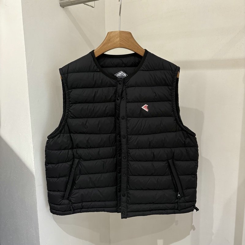 时髦红字母标排骨鹅绒服马甲2025秋冬品 圆领轻薄白鹅绒马甲女潮