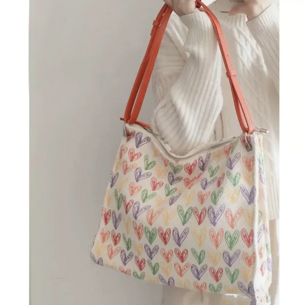 春夏新款糖果色爱心印花帆布斜挎包大学生上课通勤大容量托特包女