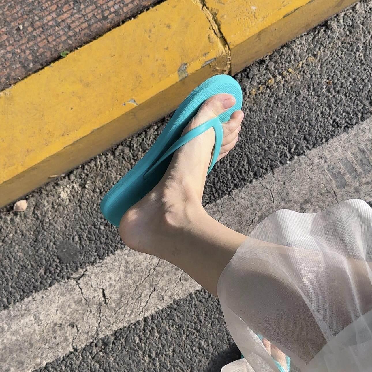 可以暴走一天的拖鞋！多巴胺绝美不累脚人字拖女外穿夏季海边拖鞋