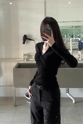 黑色一字肩上衣早秋季法式修身V领长袖女新款初秋甜辣设计感穿搭