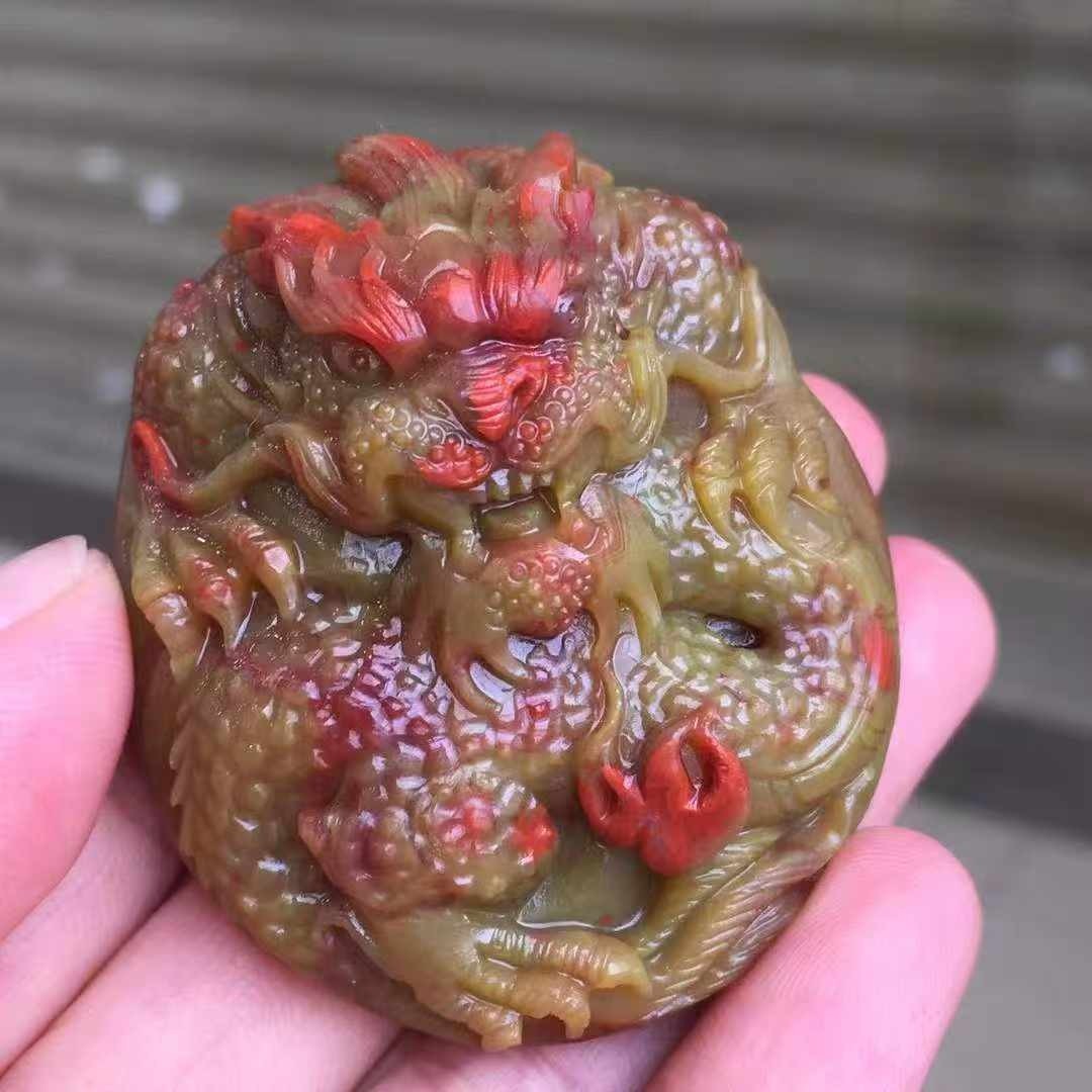 凉山南红玛瑙龙牌吊坠挂件黄皮包浆俏色巧雕龙手把件苏工雕刻男女