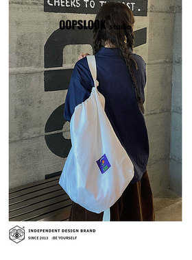 巫鹿可原创轻便运动休闲健身骑行游泳通勤斜挎大容量包男女防泼水