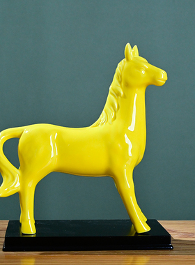 陶瓷黄色马摆件招财马到成功客厅办公室装饰工艺品玄关乔迁礼一对