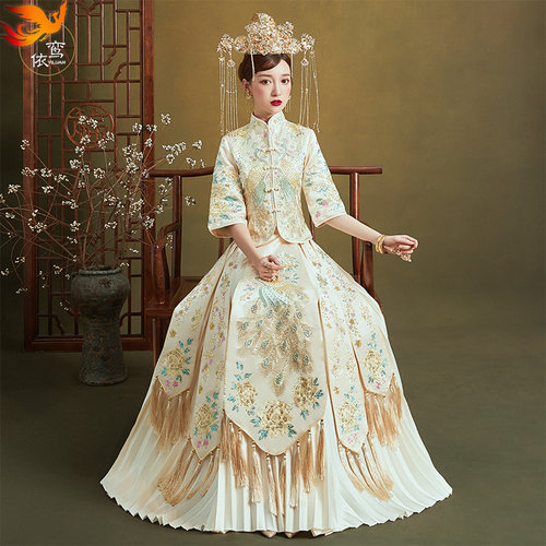 香槟金色冬季中式风秀禾服新娘