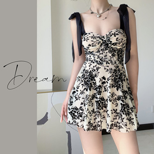 聚拢韩国ins泳装 泳衣女高级感2022新款 保守遮肚显瘦温泉连体裙式