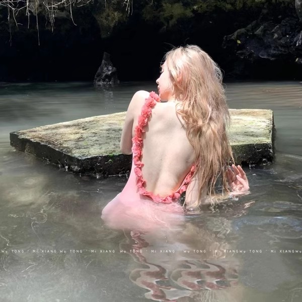女显瘦露背连体聚拢泳衣